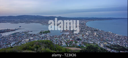 Hakodate, Hokkaido, Giappone - 14 Maggio 2016: vista panoramica della città e suroundings dal Monte Hakodate al crepuscolo Foto Stock