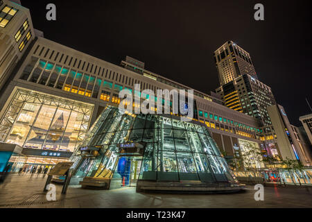 Sapporo, Hokkaido, Giappone. 09 Maggio, 2016. Stazione di Sapporo di notte. Foto Stock