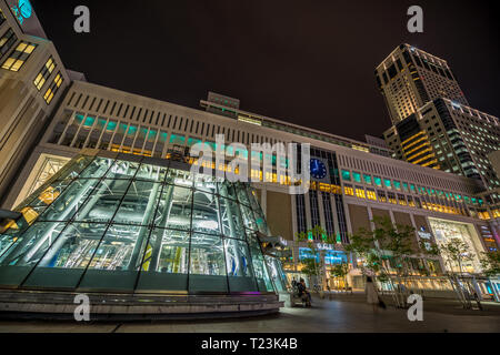 Sapporo, Hokkaido, Giappone. 09 Maggio, 2016. Stazione di Sapporo di notte. Foto Stock