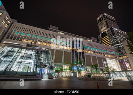 Sapporo, Hokkaido, Giappone. 09 Maggio, 2016. Stazione di Sapporo di notte. Foto Stock