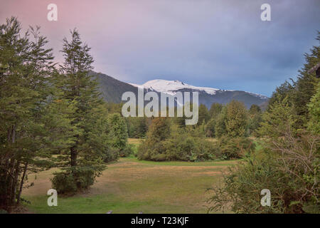 Vista del Vulcano Michinmahuida, Ventisquero Campeggio, Pumalin National Park, Patagonia, regione de los Lagos, Cile Foto Stock