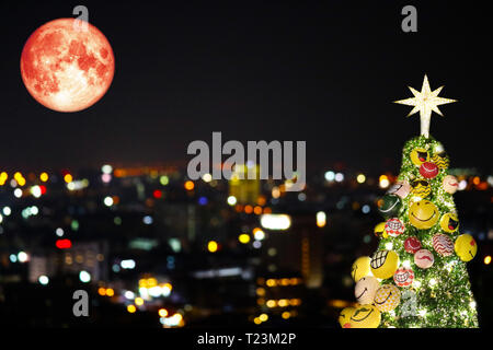 Luna di natale, luna fredda torna su blur luce della città e albero di natale, gli elementi di questa immagine fornita dalla NASA Foto Stock