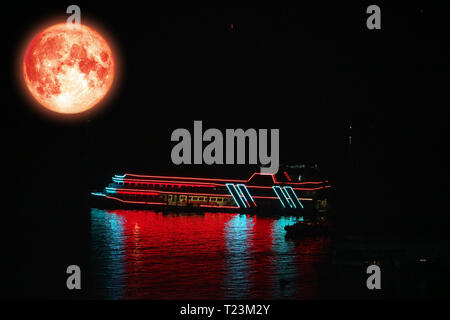 Luna di natale, luna fredda indietro oltre il cielo notturno e ristorante nave sul mare, gli elementi di questa immagine fornita dalla NASA Foto Stock