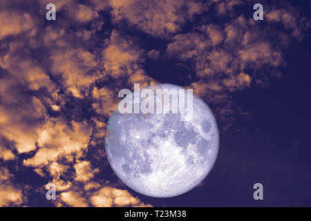 Luna fredda torna su heap rosso cloud cielo notturno, gli elementi di questa immagine fornita dalla NASA Foto Stock