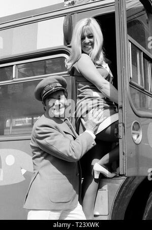 Vacanza sul bus (1973) Reg Varney, Carolae Donoghue data: 1973 Foto Stock