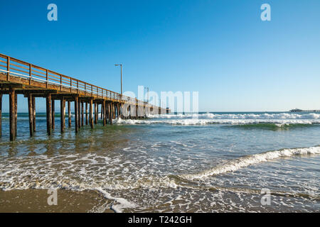 Oceano Pacifico e lungo il molo in legno, Avila Beach, California Foto Stock