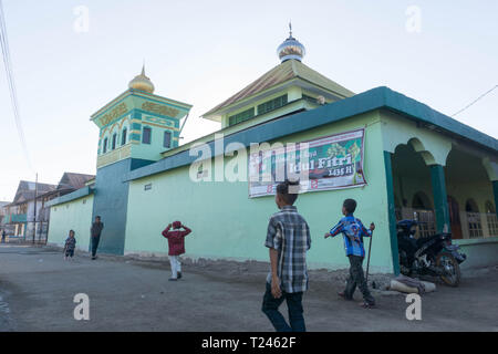 WURING.FLORES/INDONESIA-Luglio 28 2014:tre ragazzi va alla moschea dopo la riproduzione di circa Foto Stock