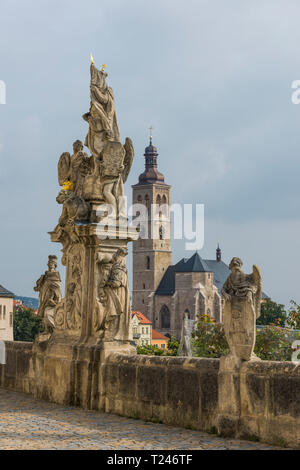 Cechia, Kutna Hora, vista di Sankt Jakob Chiesa di Sankt Barbara Statua in primo piano Foto Stock