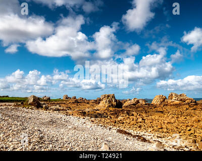 Francia, Bretagne, Plougrescant, Côte de Granit Rose, costa rocciosa a Pointe du Chateau Foto Stock