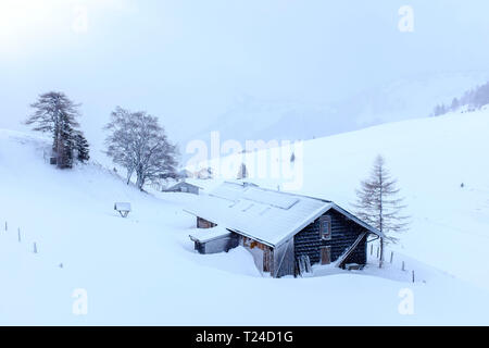 Salisburgo, Austria Membro gruppo Osterhorn, rifugio di montagna in inverno Foto Stock