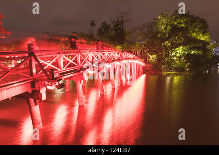 Il Vietnam, Hanoi, Cau La Huc ponte che conduce al tempio della montagna di giada Foto Stock