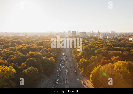 Germania, Berlino, vista Großer Tiergarten con Strasse des 17. Juni dalla Colonna della Vittoria in autunno Foto Stock