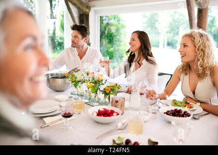 La famiglia felice avente pasto insieme Foto Stock