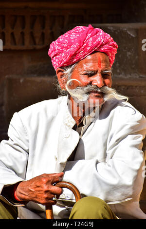 Il vecchio uomo indiano con baffi e turbante, Jaisalmer Fort, Jaisalmer, Rajasthan, India Foto Stock