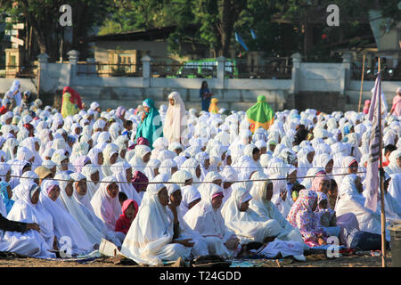 MAUMERE,Flores/INDONESIA-Agosto 31 2011: Maumere musulmana del pregare insieme sulla Eid Mubarak. Persone in Maumere, Flores molto gentili e cura circa la diversità. Foto Stock