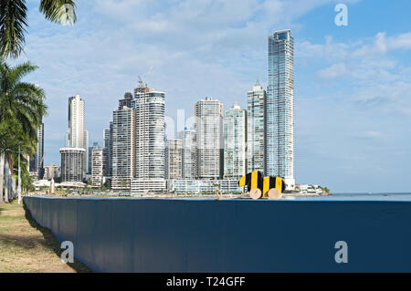 Lungomare di fronte lo skyline, Panama city Foto Stock