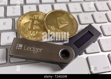 SLOVENIA - 27 dicembre 2018: Ledger portafoglio hardware per cryptocurrency come bitcoin, ethereum e altri Foto Stock