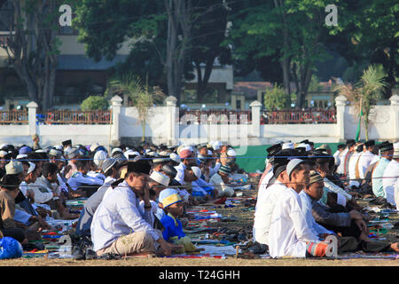 MAUMERE,Flores/INDONESIA-Agosto 31 2011: Maumere musulmana del pregare insieme sulla Eid Mubarak. Persone in Maumere, Flores molto gentili e cura circa la diversità. Foto Stock