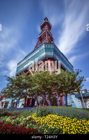 Hokkaido, Agosto 02, 2016. Vista laterale di Sapporo torre della TV dal Parco Odori con cloud sfocata striature. Foto Stock