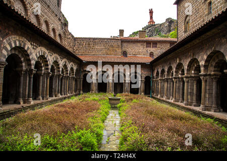 I Chiostri area di Le Puy nella cattedrale di Le Puy en Velay Francia. La cattedrale è un punto di partenza per i pellegrini intraprendendo il cammino di Santiago de C Foto Stock