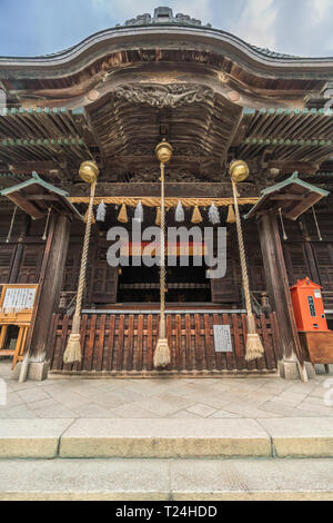 Prefettura di Nagano, Giappone - 2 Agosto 2017: Suzu appeso campana al salone principale del Santuario Yohashira, lo Shintoismo srines dedicata alla Zouka Sanshin divinità. Trova Foto Stock