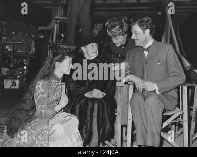 La scatola magica (1952) Ethel Friese Barnes, figlia di William Friese-Greene sul set del film di circa il suo padre con Robert Donat, Maria Schell e Janette Scott che gioca nel suo film data: 1952 Foto Stock