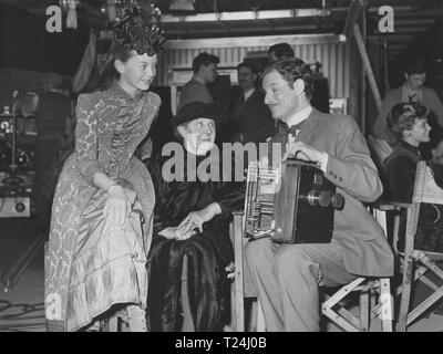 La scatola magica (1952) Ethel Friese Barnes, figlia di William Friese-Greene sul set del film di circa il suo padre con Robert Donat e Janette Scott che gioca nel suo film data: 1952 Foto Stock