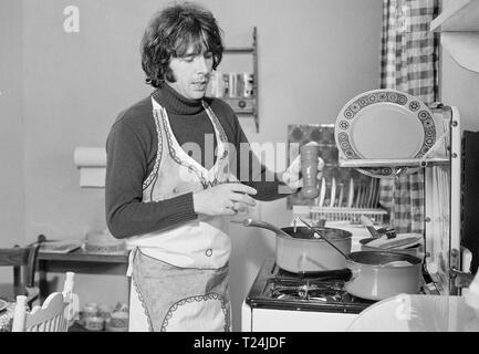 Uomo di casa (1974) Richard O'Sullivan, Data: 1974 Foto Stock