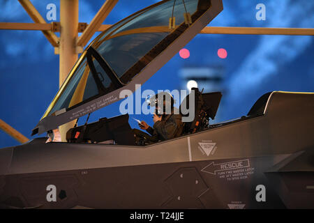 Un pilota dal 388 Fighter Wing's 421st Fighter Squadron si prepara a lanciare un F-35un fulmine II durante la notte le operazioni di volo a Hill Air Force Base in Utah, Marzo 26, 2019. Voli notturni è obbligatorio per i piloti di affinare le loro abilità di combattimento. La 388 Fighter Wing è la Air Force il primo contro-coded F-35A ala. (U.S. Air Force foto di R. Nial Bradshaw) Foto Stock