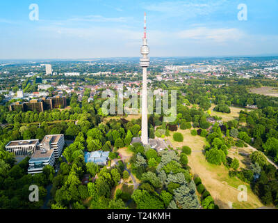 Florianturm o Florian Torre torre delle telecomunicazioni e il Westfalenpark di Dortmund in Germania Foto Stock