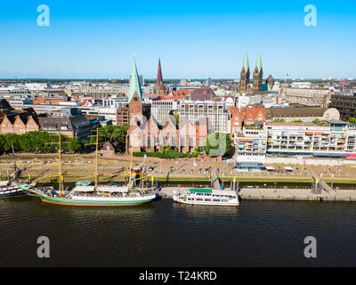 Navi presso il fiume Weser nella città di Brema, Germania Foto Stock