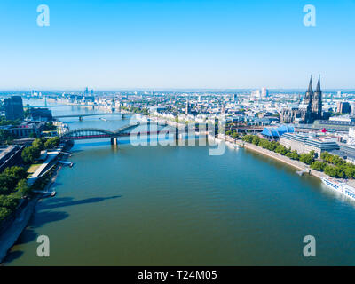 La cattedrale di Colonia e il ponte di Hohenzollern attraverso il fiume Reno antenna vista panoramica a Colonia, Germania Foto Stock