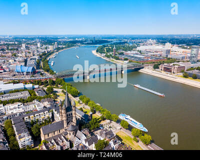Grande la chiesa di San Martino e il ponte di Hohenzollern attraverso il fiume Reno a Colonia, Germania Foto Stock
