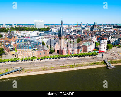 St. Lambertus Chiesa e Schlossturm torre di castello nella città vecchia città vecchia di Dusseldorf City in Germania Foto Stock