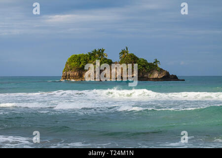 Il Costa Rica è più spettacolare spiaggia Cocles che può essere trovato vicino a Puerto Viejo - destinazione popolare per i surfisti,persone locali e turistiche Foto Stock