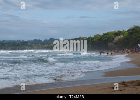 Playa Cocles,/Costa Rica-February2,2019: Costa Rica più spettacolare spiaggia Cocles che può essere trovato vicino a Puerto Viejo - destinazione popolare Foto Stock