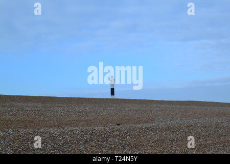 Il nuovo faro di Dungeness, Kent, Inghilterra, marzo 2019. Il faro è in una riserva naturale con un unico grande spazio di ciottoli. Foto Stock