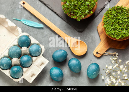 Composizione di Pasqua - uova naturalmente allevati in blu con cavolo rosso Foto Stock