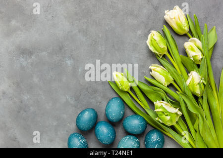 Composizione pasquale su sfondo grigio testurizzato con spazio per il testo. Fondo grigio - struttura in cemento Foto Stock