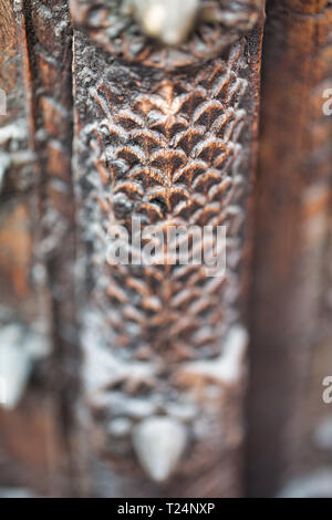 Vecchia maniglia della porta di legno con intarsi di dettaglio. Foto Stock