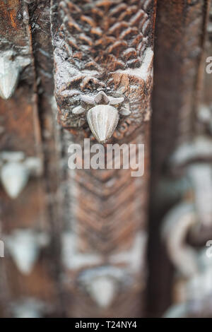 Vecchia maniglia della porta di legno con metallo di picco e sculture di dettaglio Foto Stock
