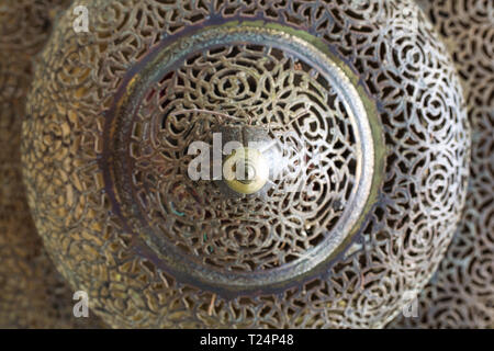Immagine ravvicinata di arabo lanterna da soffitto Foto Stock
