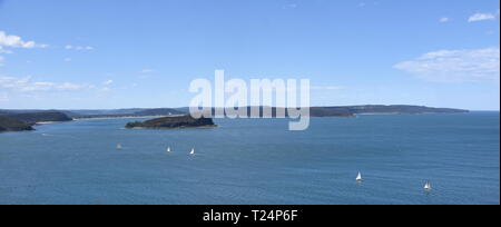 Vista di Lion Island, Broken Bay e la costa centrale in background da ovest testa (Ku-ring-gai Chase National Park, NSW, Australia) Foto Stock