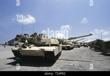 Il 30 ottobre 1993 U.S. Army M1A1 Abrams serbatoi della 24a divisione di fanteria, 1° Battaglione della 24a divisione di fanteria, 1° battaglione del 64esimo reggimento blindato, schierati nella nuova porta a Mogadiscio, in Somalia dove hanno appena arrivati via mare. Foto Stock