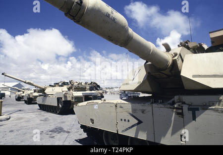 Il 30 ottobre 1993 U.S. Army M1A1 Abrams serbatoi della 24a divisione di fanteria, 1° battaglione del 64esimo reggimento blindato schierate nel nuovo porto a Mogadiscio, in Somalia dove hanno appena arrivati via mare. Foto Stock