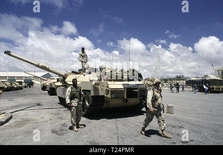 Il 30 ottobre 1993 U.S. Army M1A1 Abrams serbatoi della 24a divisione di fanteria, 1° battaglione del 64esimo reggimento blindato, schierati nella nuova porta a Mogadiscio, in Somalia dove hanno appena arrivati via mare. Foto Stock