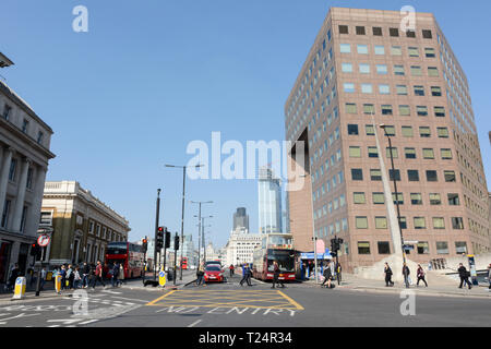 Un Big Bus tour di Londra bus sul Ponte di Londra come visto dal lato di Southwark del ponte Foto Stock