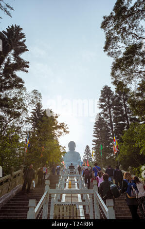 Lantau, Hong Kong Dec.13: Persone che saliscono le ripide scale fino al famoso Buddha Tian Tan Big Foto Stock