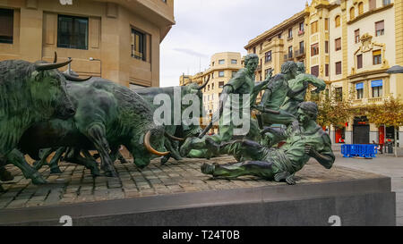 PAMPLONA, Spagna - 30 settembre 2017: Esecuzione di tori monumento nella città di Pamplona, regione della Spagna Foto Stock