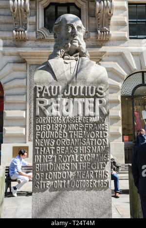 Un busto di Paul Julius Freiherr von Reuter sul Royal Exchange, città di Londra, Regno Unito Foto Stock